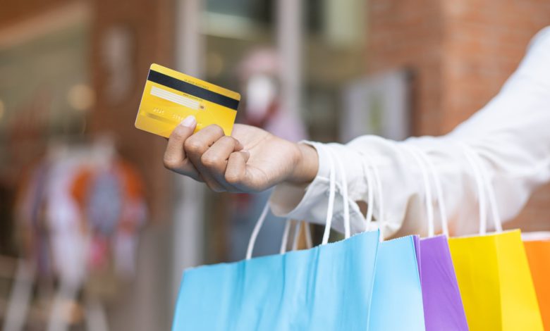 Mulher com Cartão de Crédito e Sacolas de Compras